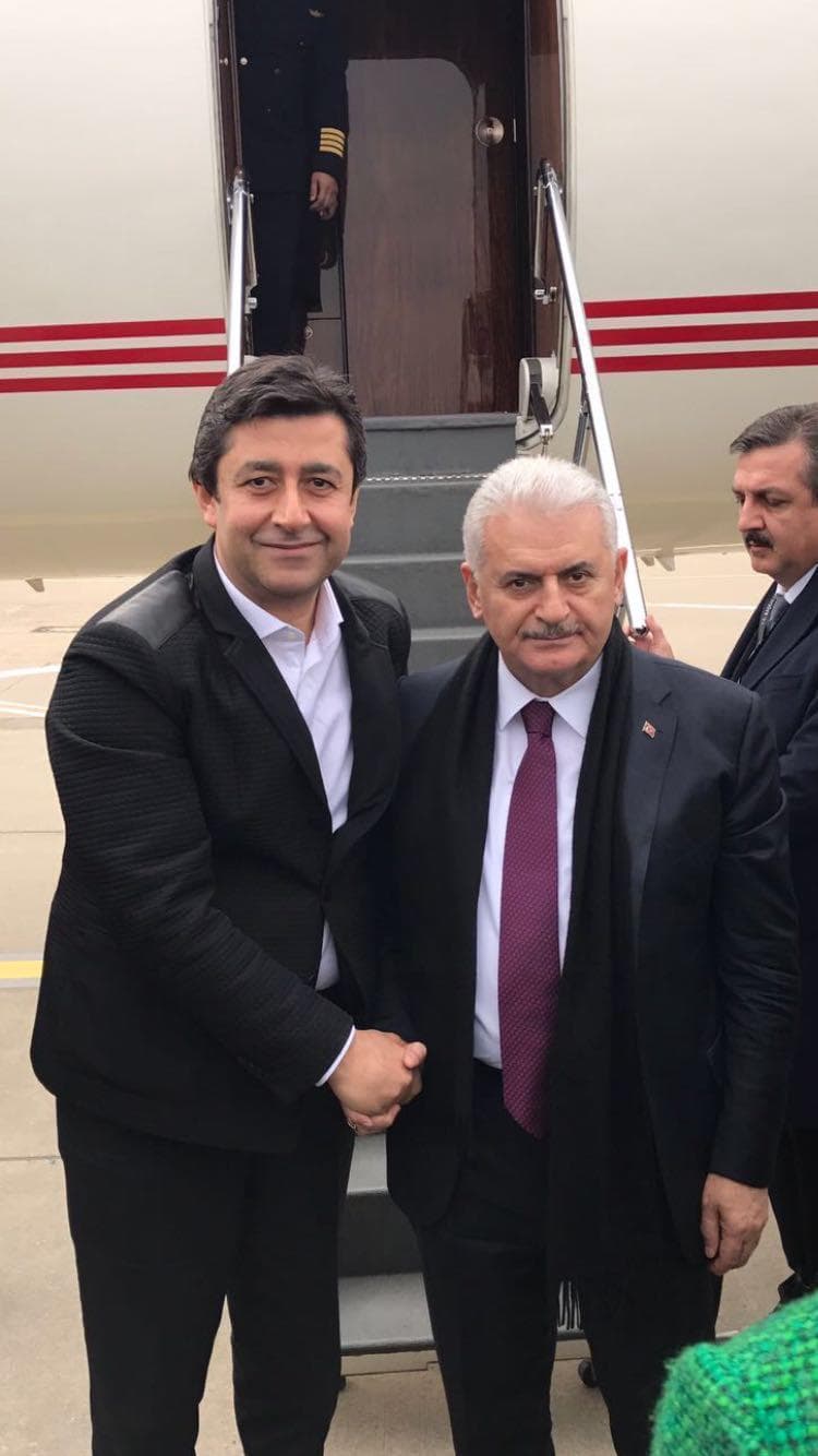 Çetin Ay, Binali Yıldırım ile Cumhurbaşkanlığı uçağının önünde