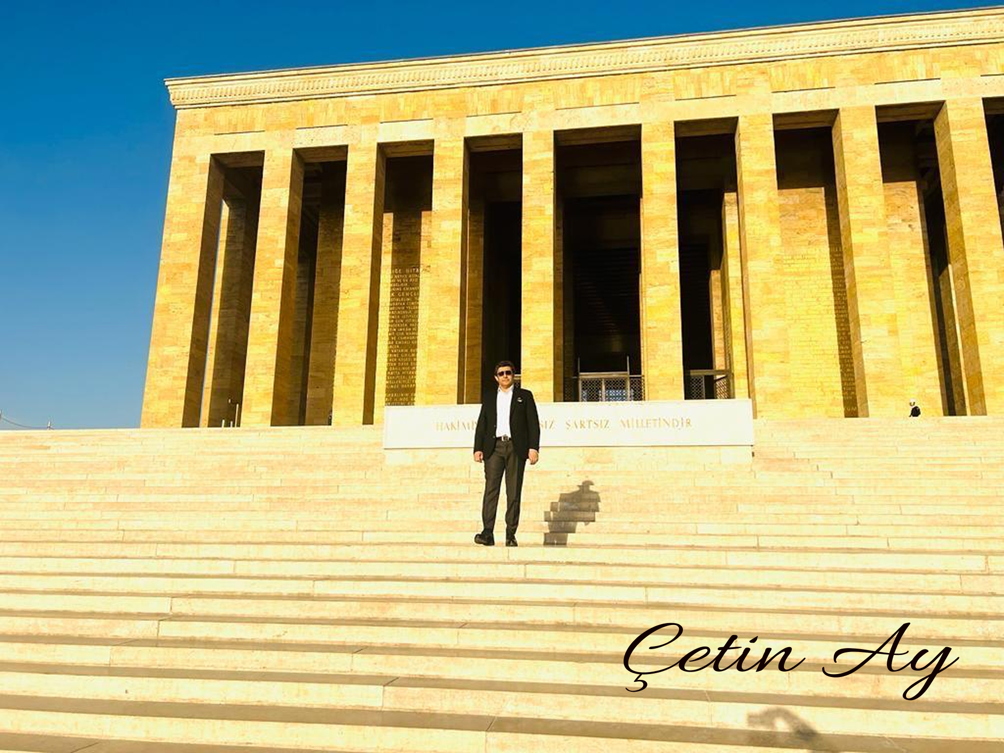 Çetin Ay, Anıtkabir'de anıt mezarın önündeki merdivenlerde Çetin Ay, Anıtkabir'de anıt mezarın önündeki merdivenlerde